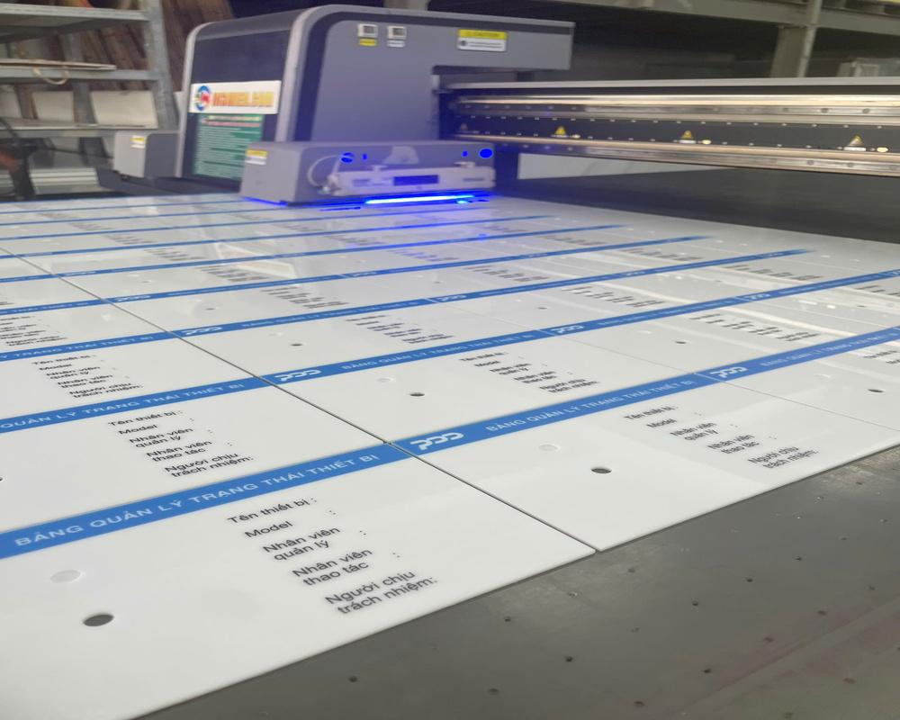 Sử dụng máy in UV in trực tiếp trên mặt mica